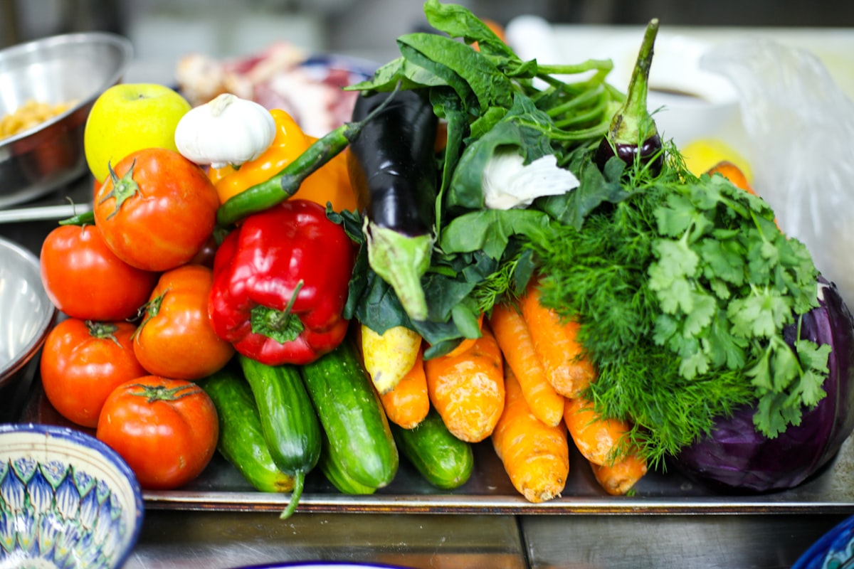 Gesundes Salatrezept mit Gemüse und Proteinen